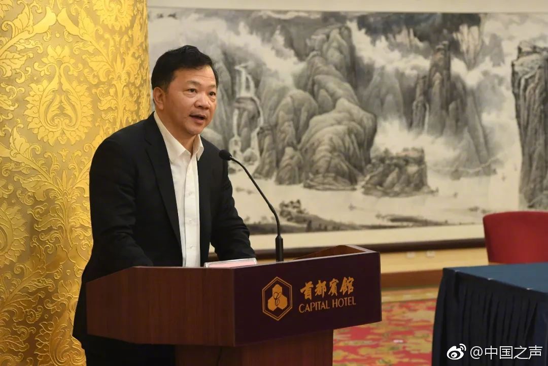 毯子下的中国老奶奶在室内休息的温暖场景