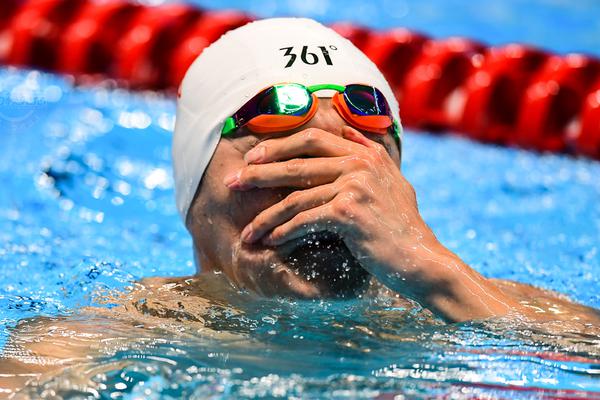 2<0>25年国谈落幕，创新药短线回调，港股通创新药etf（520880）跌近2%！低吸资金涌动，溢价持续走高