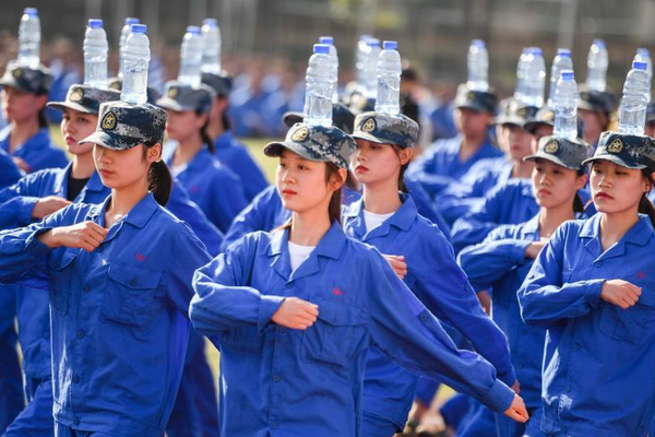 芯瑞达{：}公司的?悬浮屏相关产品已完成导入流程，实现批量出货