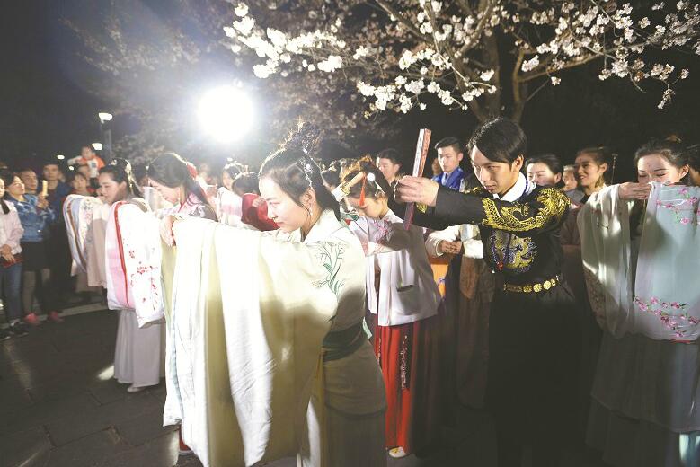 新劲刚：补选曾萍先生为公司第五届董事会独立董事候选人